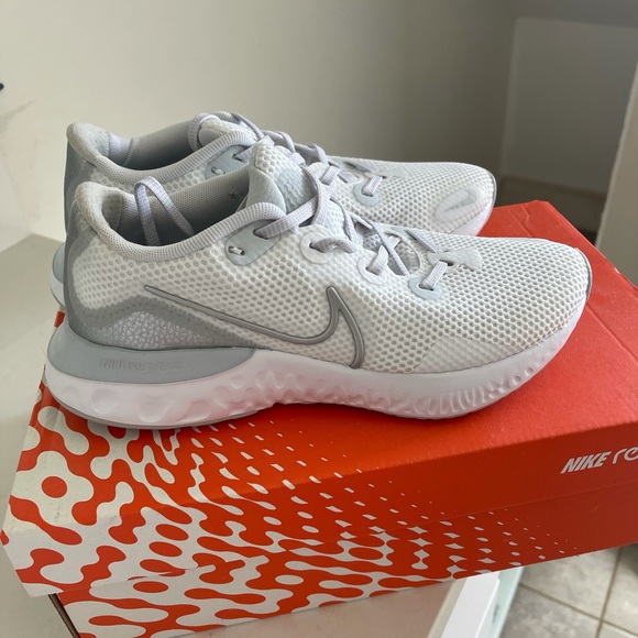 Nike renew light worn … - Picture 2 of 8